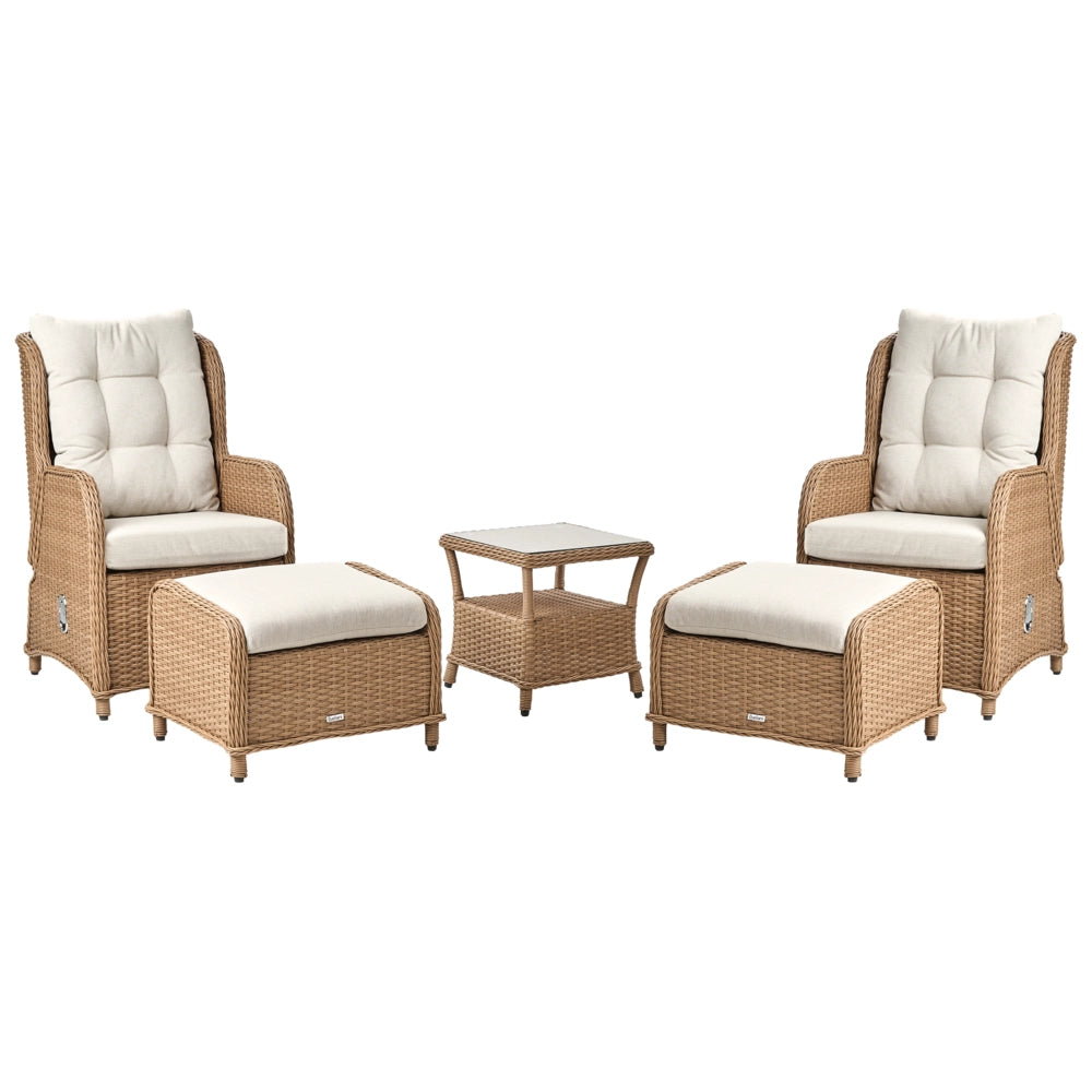 Set da Esterno 2 Poltrone Poggiapiedi e Tavolo Rattan Sintetico marrone chiaro e cuscini bianco sporco ripiano reclinabile tradizionale