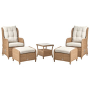 Set da Esterno 2 Poltrone Poggiapiedi e Tavolo Rattan Sintetico marrone chiaro e cuscini bianco sporco ripiano reclinabile tradizionale