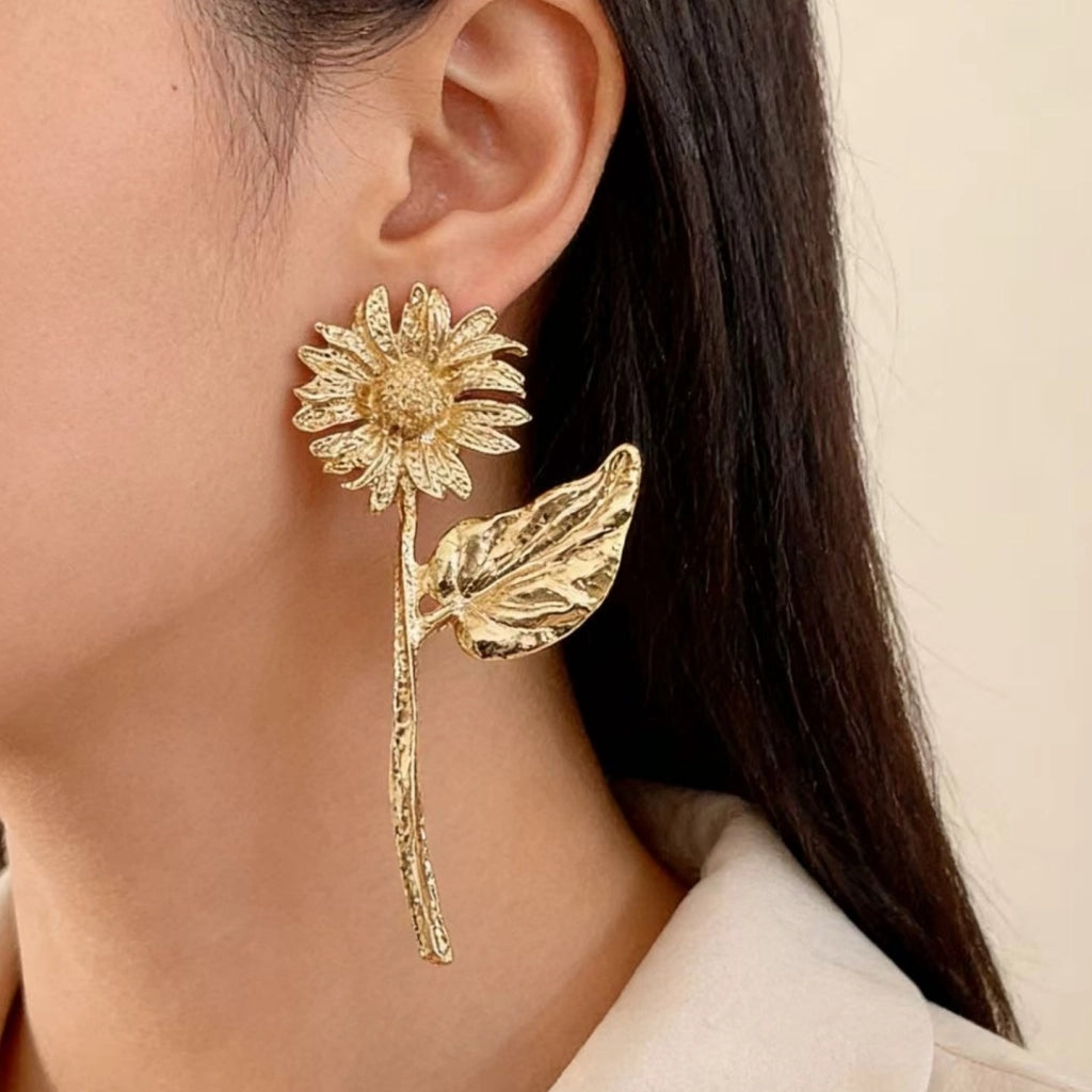 Orecchini vintage barocchi a forma di petalo e foglia di margherita.