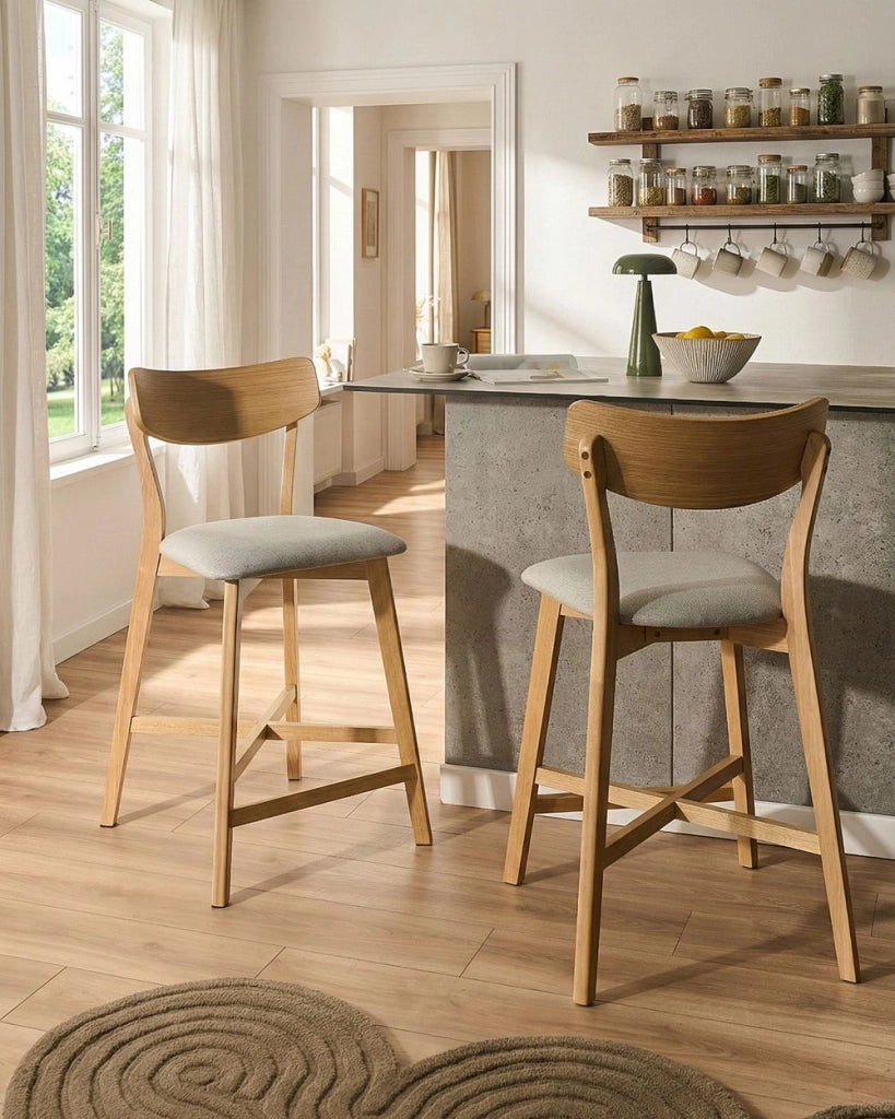 Set di 2 sedie da pranzo con seduta in tessuto grigio e struttura in legno massiccio chiaro stile retrò senza braccioli