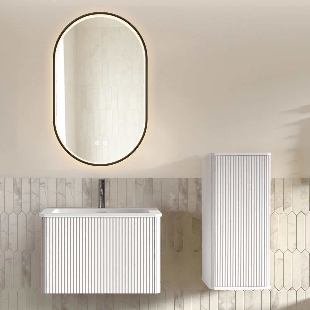 Mobile bagno sospeso con lavabo specchio LED e colonna contenitore design rigato con angoli arrotondati bianco