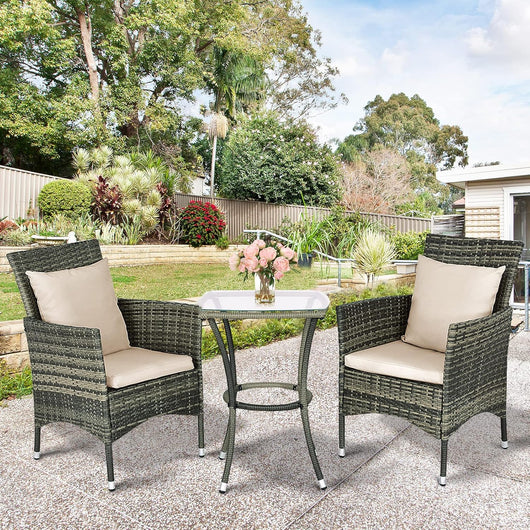 Set Mobili da Giardino in Rattan 3 Pezzi, Salottino da Giardino con 2 Poltrone e 1 Tavolino da Caffè in Vetro, Cuscini Inclusi, Resistente alle Intemperie