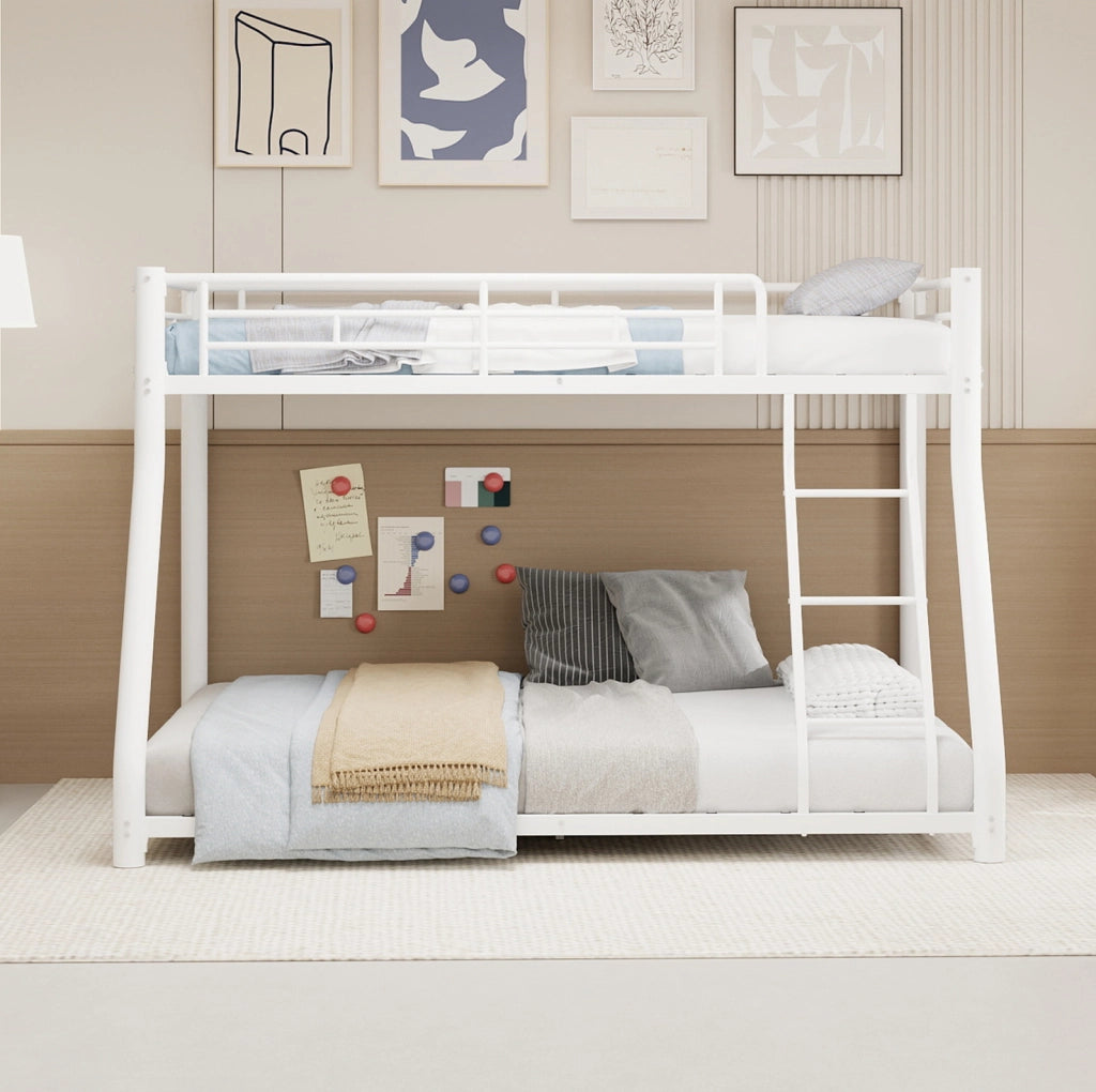 Letto a castello in ferro bianco 90x190 e 140x190 cm con scala e sponde