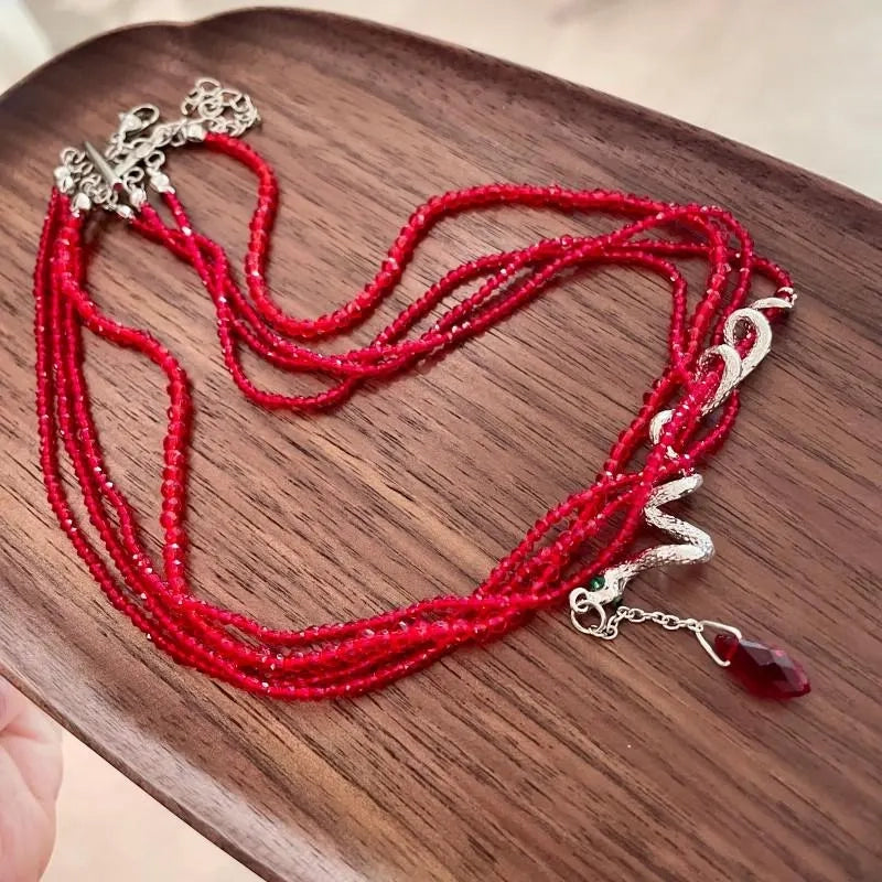Collana a serpente impilabile con perline di cristallo rosso fatte a mano, regalo di Natale o di compleanno.