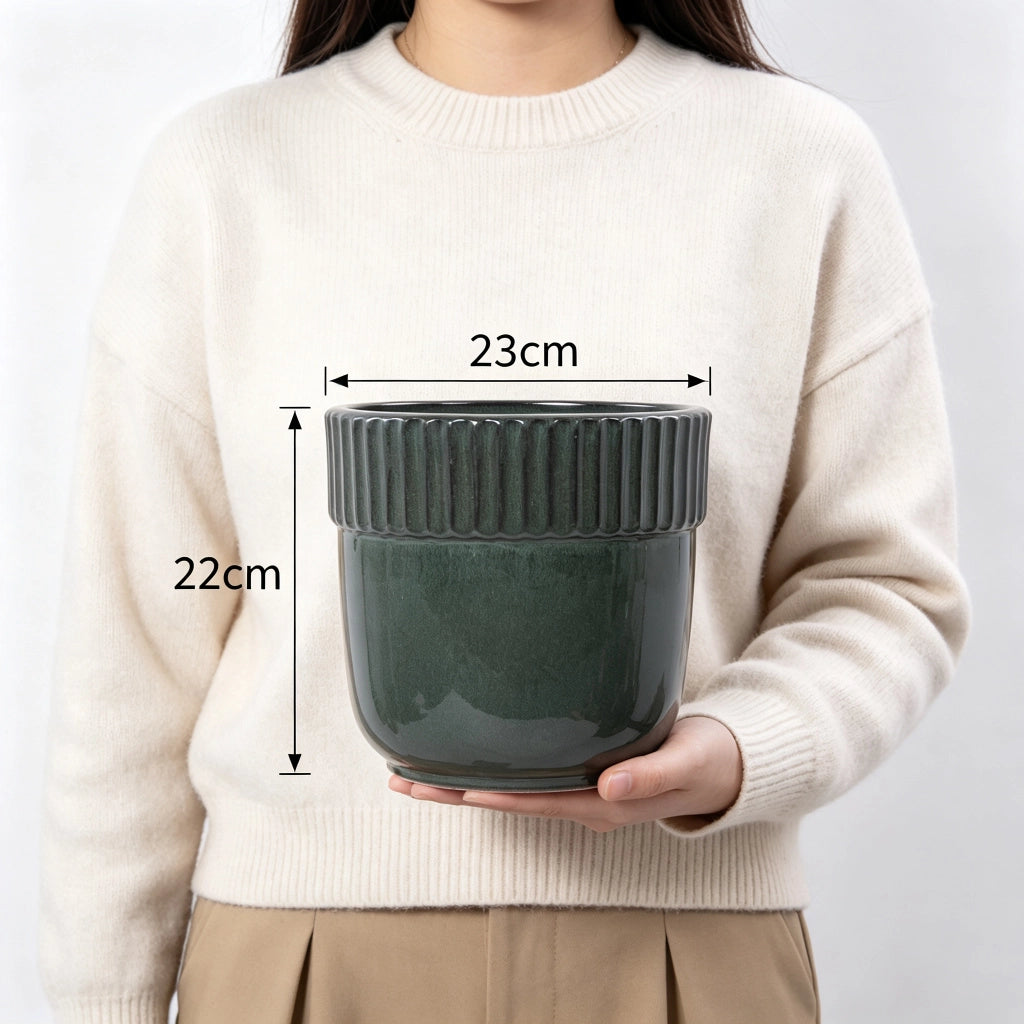 Vaso da fiori in ceramica artigianale smaltata lucida verde scuro con bordo rigato verticale Ø 23 cm
