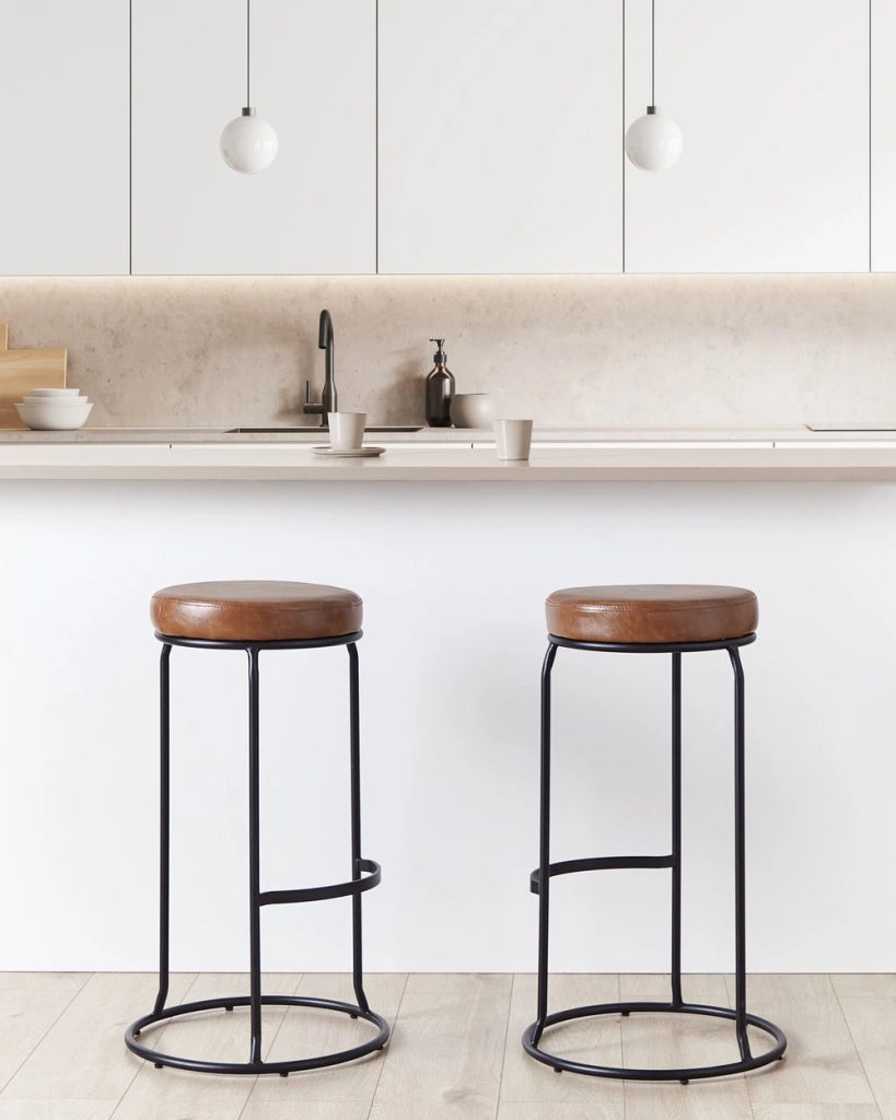 Set di 2 sedie da bar in ecopelle marrone con gambe in acciaio senza braccioli stile moderno soggiorno