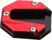 Supporto antiscivolo estensibile per staffe di motociclette e biciclette con piatti di estensione per installazione facile e accessori rossi per maggiore stabilità su superfici morbide.