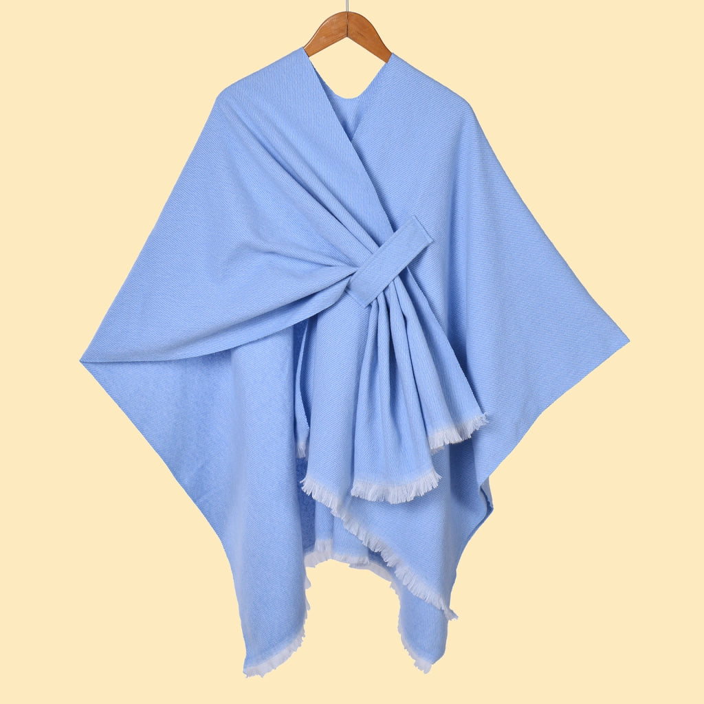 Mantella da donna con spacco diagonale e laccetti a pois color fango, con frange.