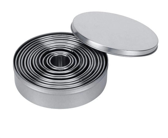 Set di Stampi per Biscotti 12 pezzi - Cerniera Rotonda - Acciaio Inossidabile - Diversi Diametri 3-12 cm - Portatile - Nuovo di Fabbrica - Forme per Biscotti