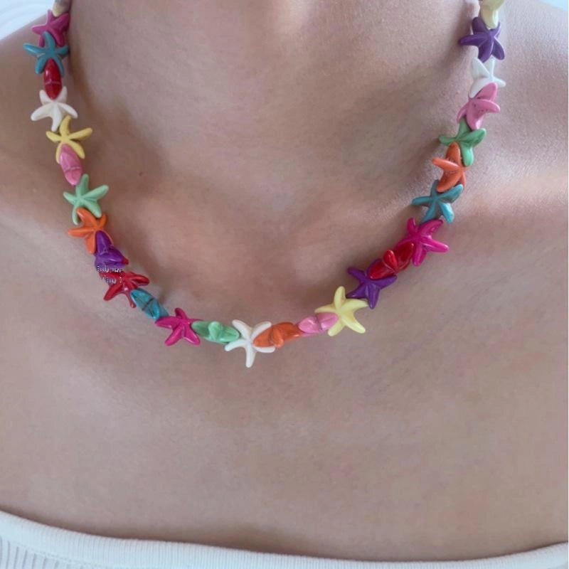 Collana estiva fatta a mano con stelle marine colorate e perline, regalo di Natale o compleanno.