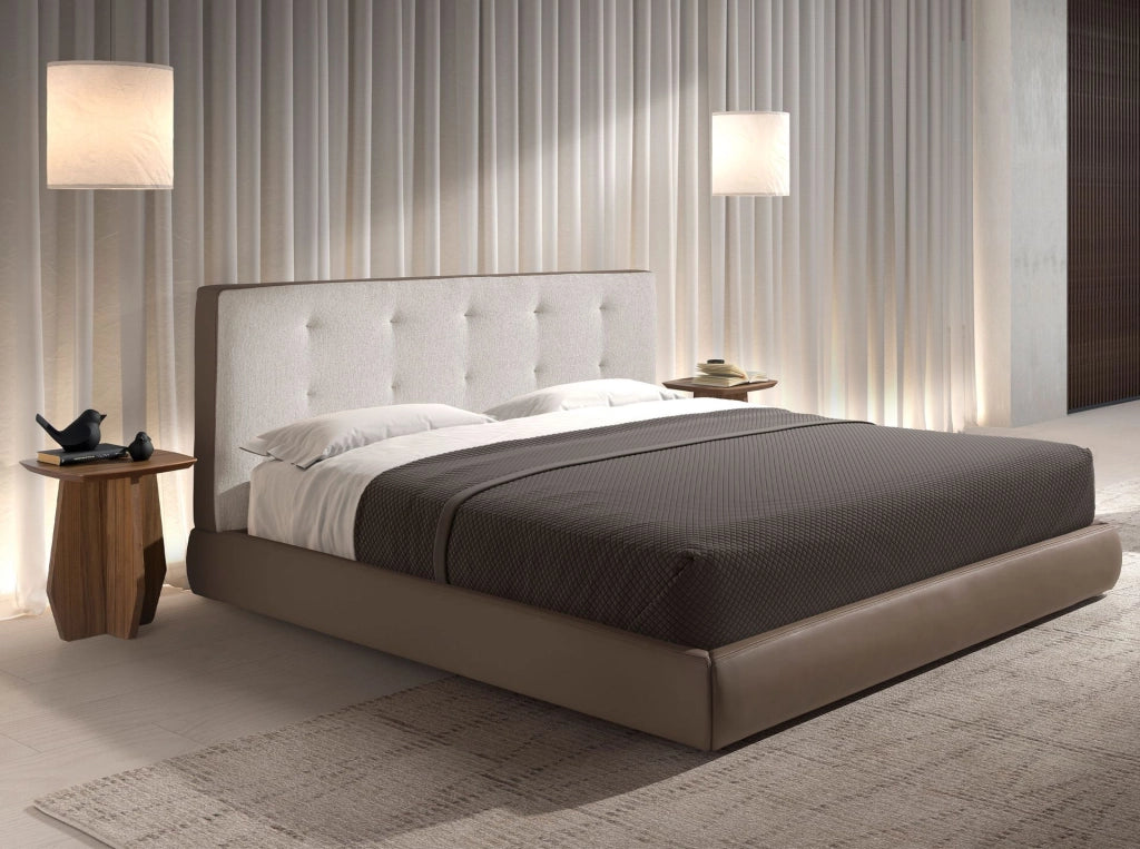 Letto imbottito in tessuto marrone ed similpelle marrone