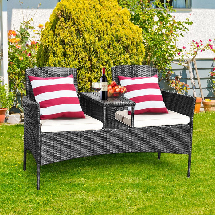 Poltrona da Patio con Tavolo in Vetro Temprato, Set di Mobili in Rattan PE Resistente All’usura con Struttura in Metallo, Cuscini Spessi, per Esterni Giardino Piscina Cortile (Bianco)
