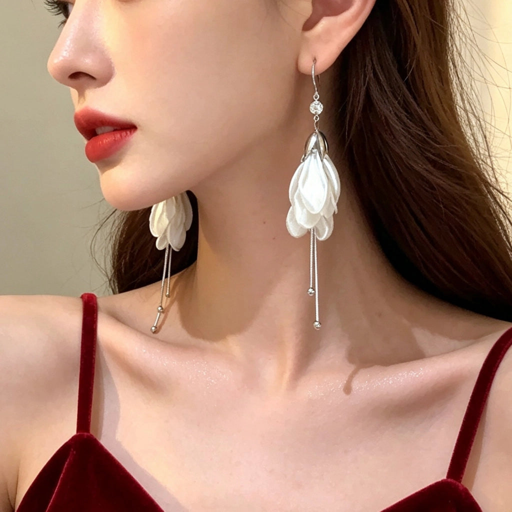 Elegantissimi orecchini pendenti lunghi con nappe floreali in stile francese per donna, lussuosi e sofisticati, versatili e con ganci per l'orecchio.