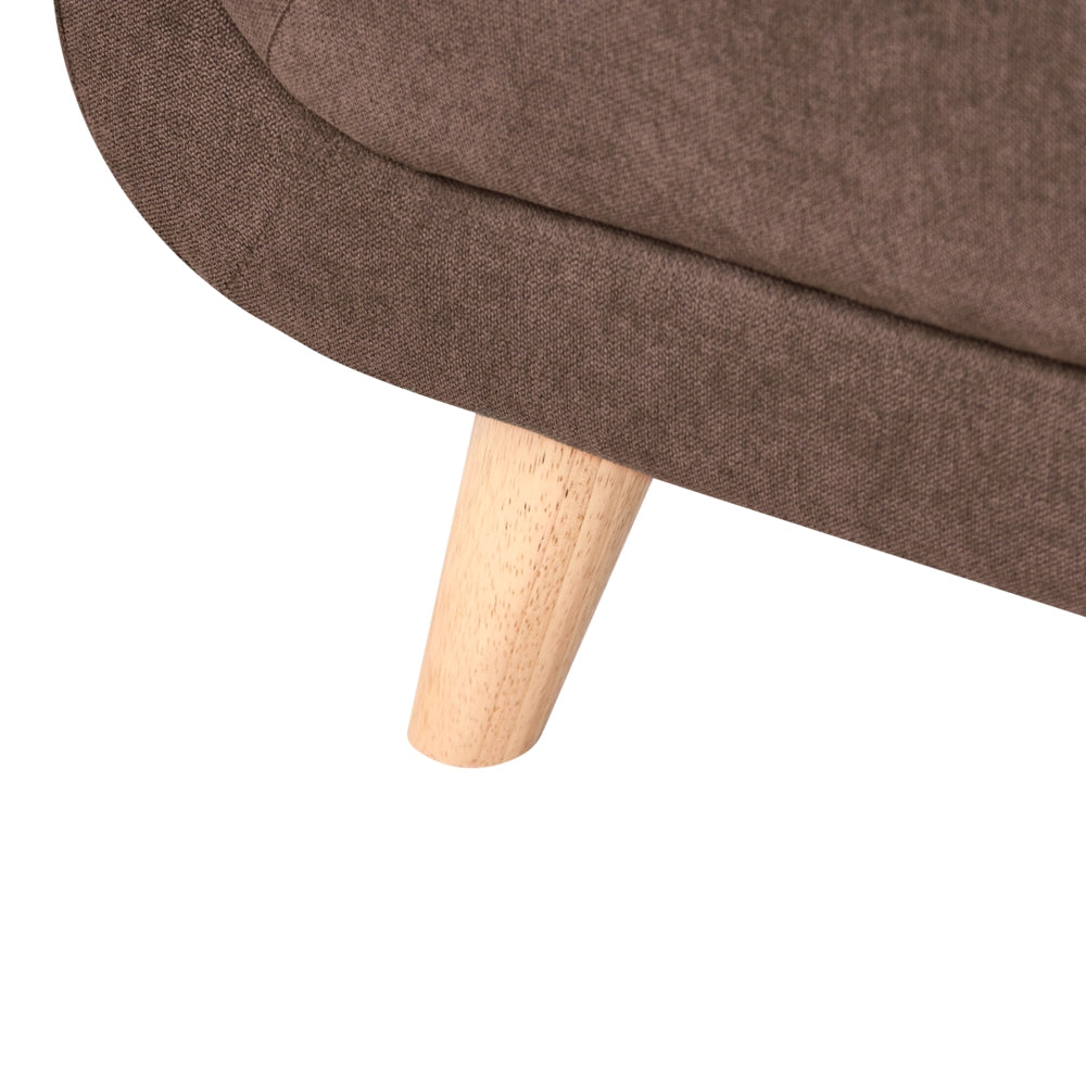 Divano a 2 posti in tessuto con cuscini decorativi, gambe in legno e trapuntatura decorativa, stile retrò marrone scuro