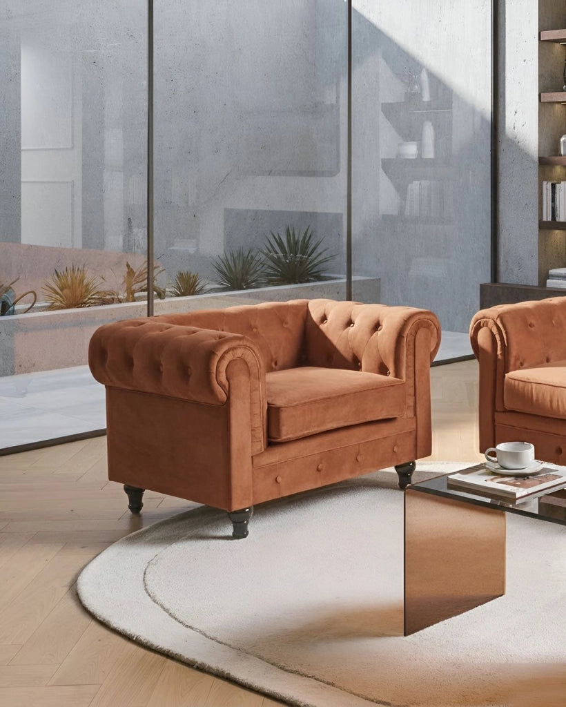 Poltrona club moderna in velluto con schienale capitonné marrone dorato stle contemporaneo