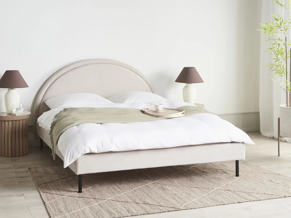 Letto matrimoniale in tessuto beige chiaro imbottito con base a doghe e testiera rotonda 160 x 200 cm minimalista retrò