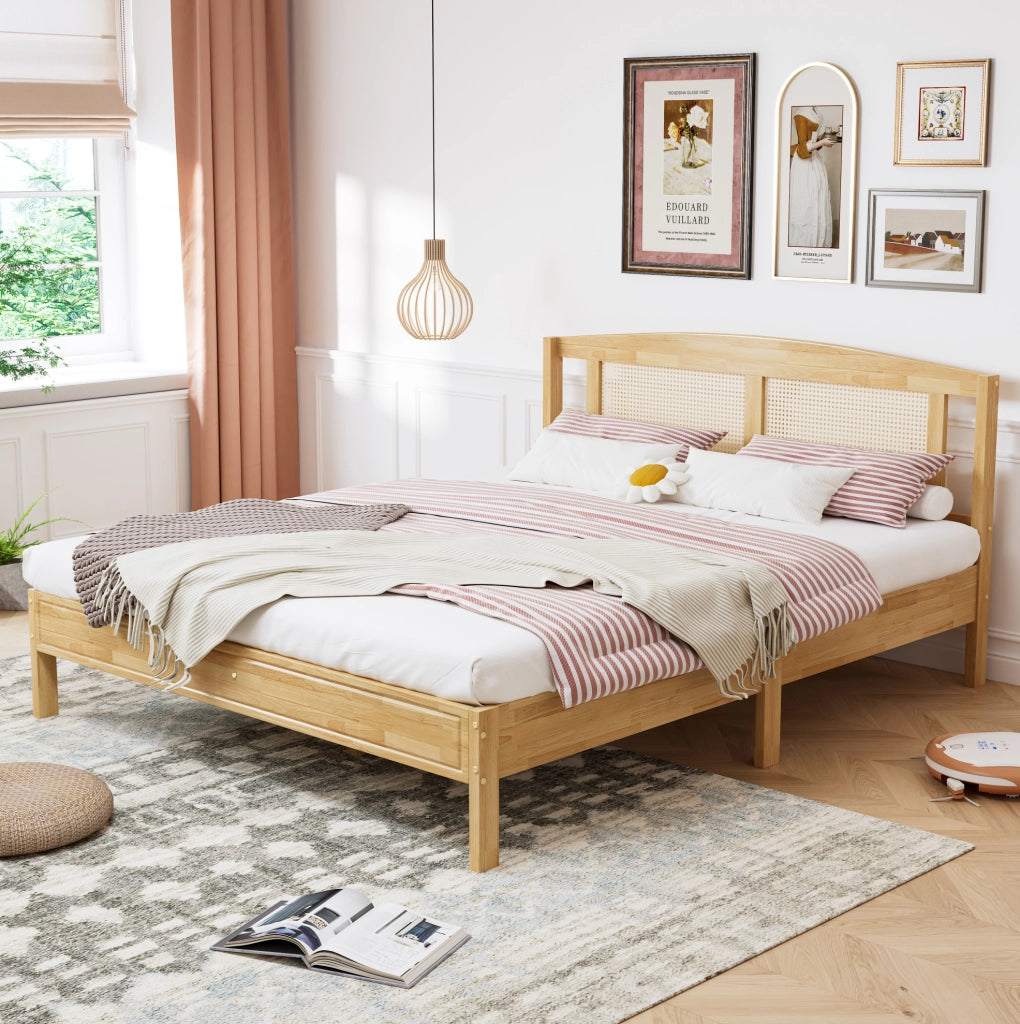 Letto matrimoniale 160x200 cm con 15 doghe e piedini centrali; legno di pino e PE-Rattan naturale