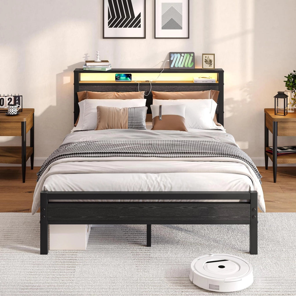 Letto matrimoniale 140x190 cm con testiera a ripiani; USB e presa; metallo e MDF nero