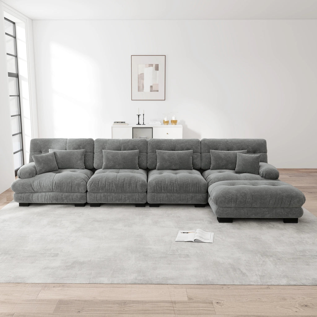 Divano angolare modulare 4 posti con ottomani mobili e cuscini decorativi effetto cloud in chenille grigio