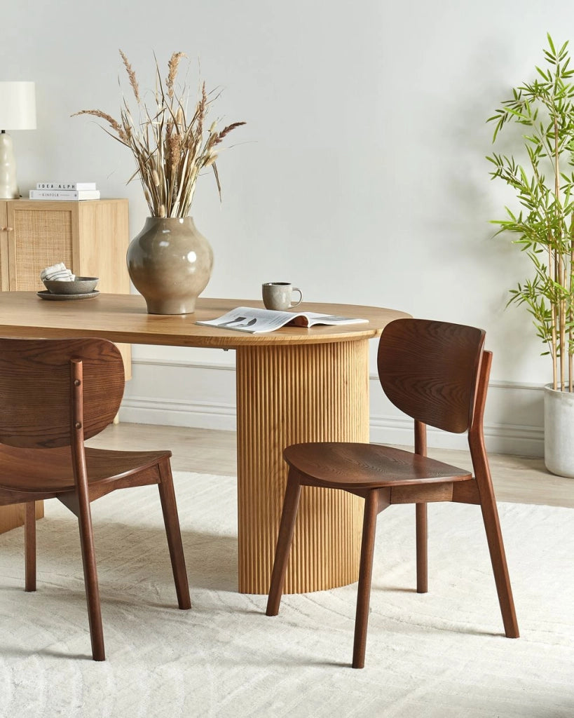 Set di 2 sedie da pranzo con struttura in legno di gomma marrone, senza braccioli, design minimalista