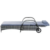 Set 2 Lettini Sdraio e 1 Tavolino da Giardino con Materassini Imbottiti e Ruote, in Polyrattan, Grigio