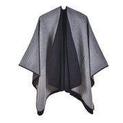 Elegante e semplice scialle, mantella da donna, sciarpa lavorata a maglia