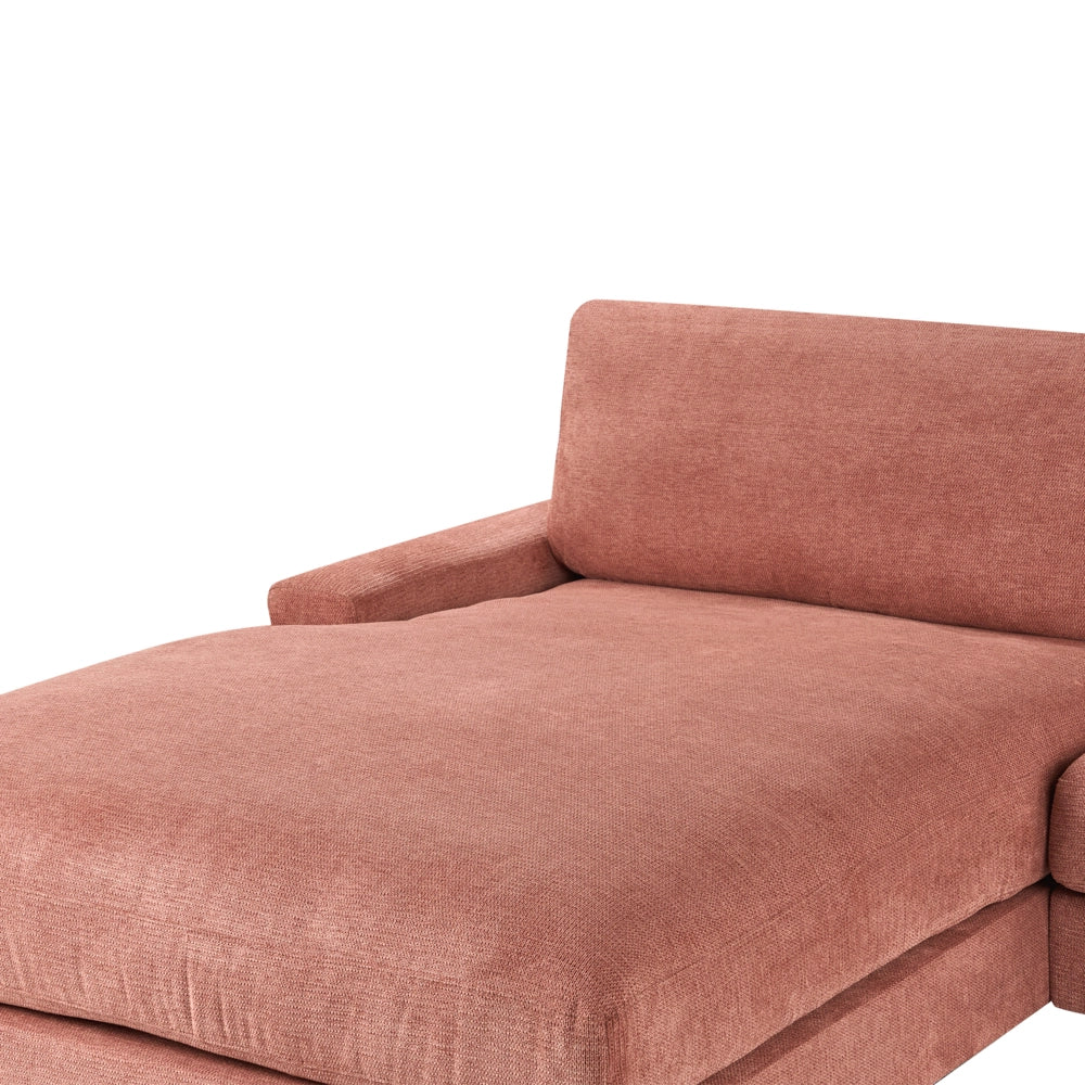 Divano angolare in tessuto rosso lato destro con schienale imbottito e finitura idrorepellente con gambe in metallo nero soggiorno in stile moderno