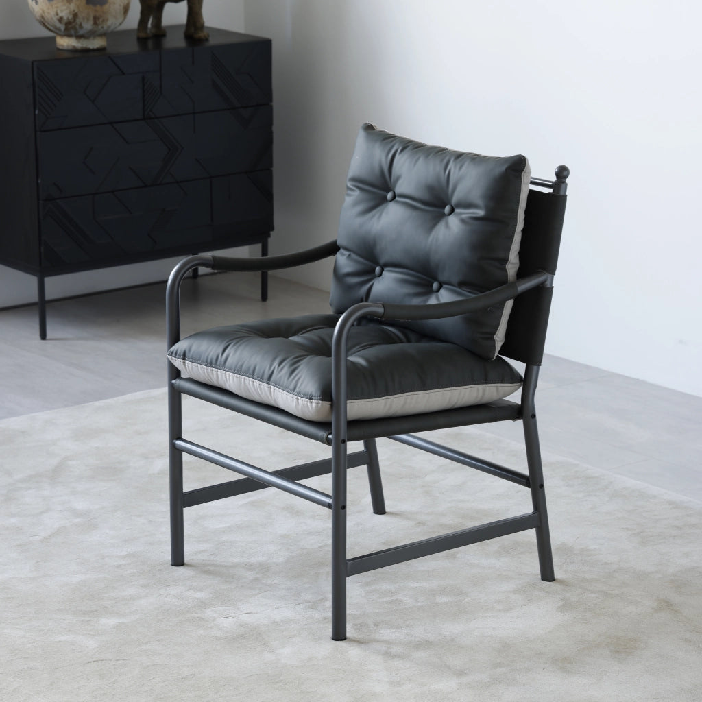 Poltrona moderna stile mid century in pelle con struttura in metallo nero per soggiorno e camera da letto, nero