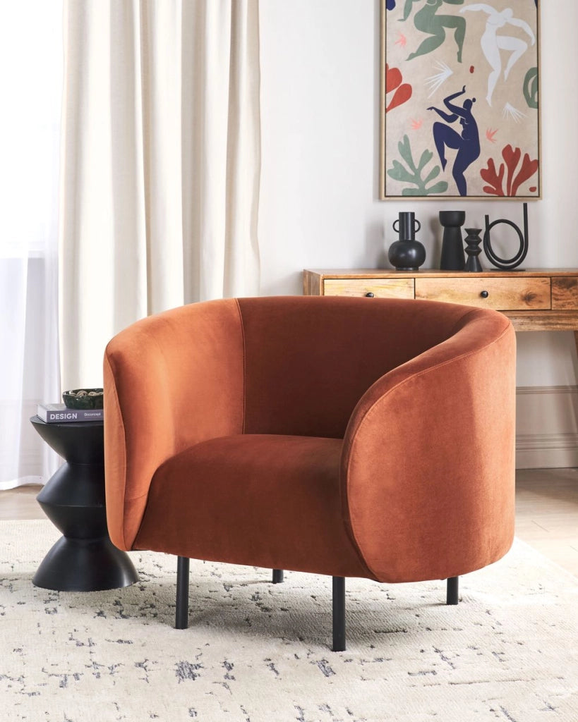 Poltrona morbida in poliestere arancione con gambe nere stile glamour retrò soggiorno