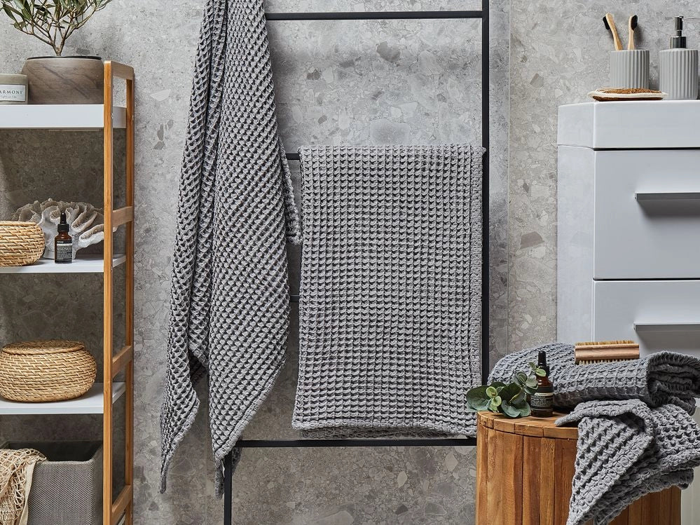 Set di 4 asciugamani da bagno e tappetino da bagno per ospiti in cotone grigio Zero Twist