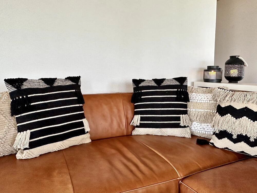 Cuscino decorativo cotone beige e nero 50 x 50 cm motivo geometrico nappe Fatto a Mano Sfoderabile con Imbottitura