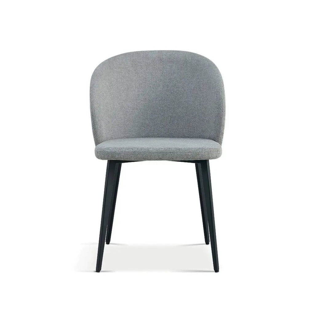 Sedia rivestita in tessuto per sala da pranzo di colore grigio chiaro. Collezione HARDIN