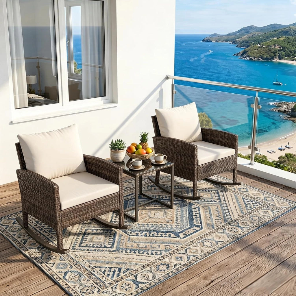 Salotto da Esterno 3 Pezzi in Rattan, Set Mobili da Giardino con 2 Poltrone a Dondolo, Tavolino da Caffè in Vetro Temperato e Comodi Cuscini con Fodera Lavabile, per Balcone, Cortile (Beige)