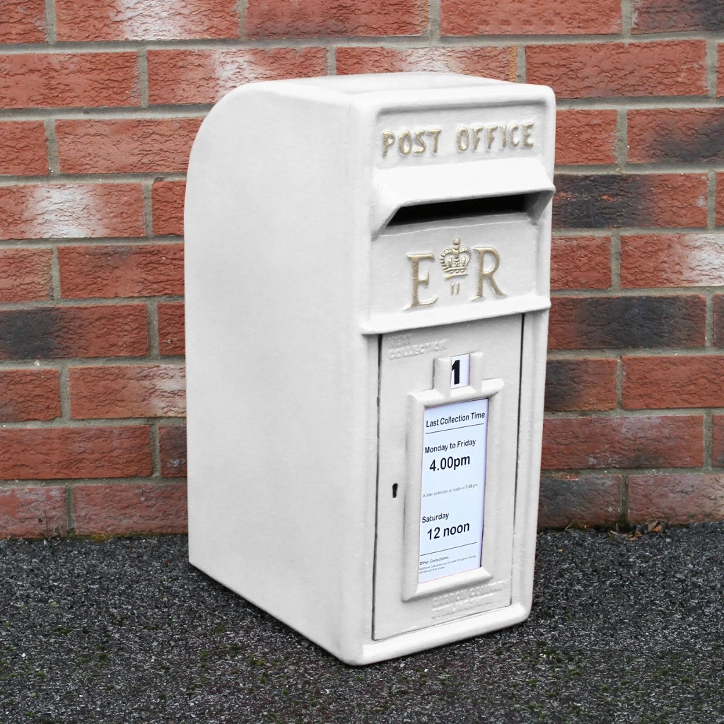 Cassetta Postale per le Lettere in Stile Britannico Inglese in Ghisa da Esterno Bocchetta Lettere Standard UK - con Piedistallo - Bianco
