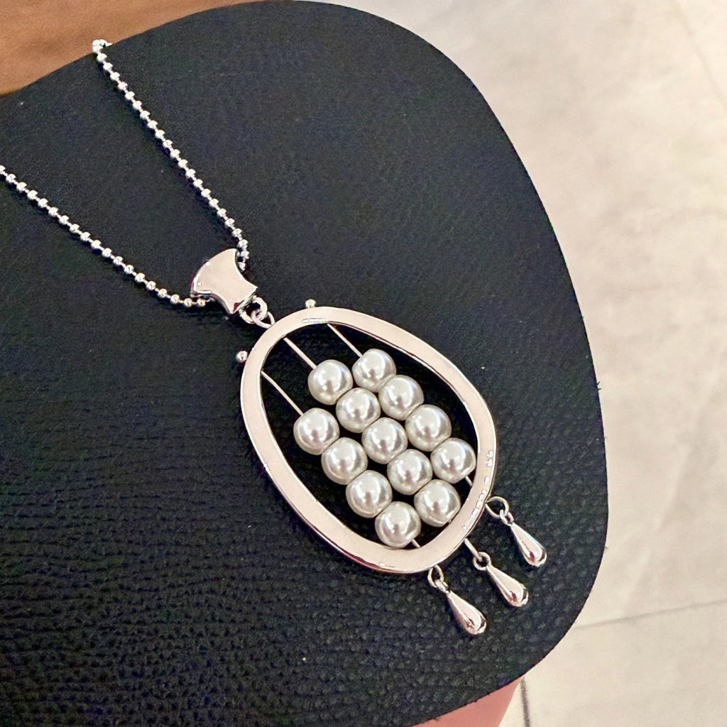 Collana con mini nappa a goccia a forma di abaco, lusso raffinato e discreto, ciondolo squisito con perle e catena per maglione