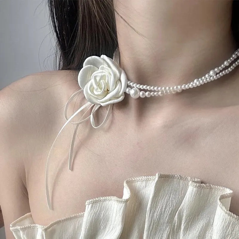 Collana girocollo vintage fatta a mano con rosa bianca, fiocco e perle, regalo di Natale o compleanno.
