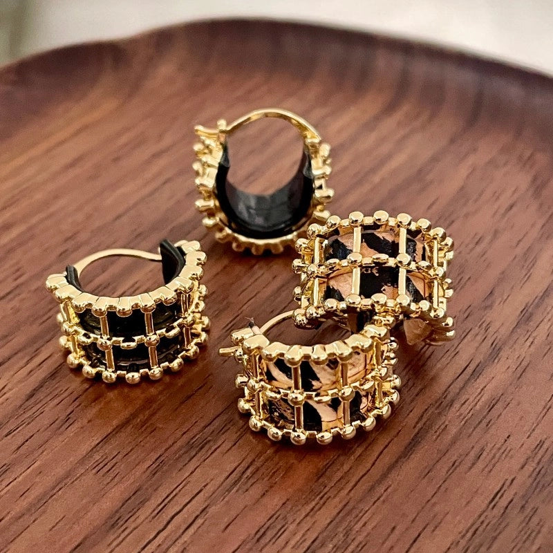 Orecchini a forma di C in pelle intrecciata, stile Chanel, con stampa leopardata