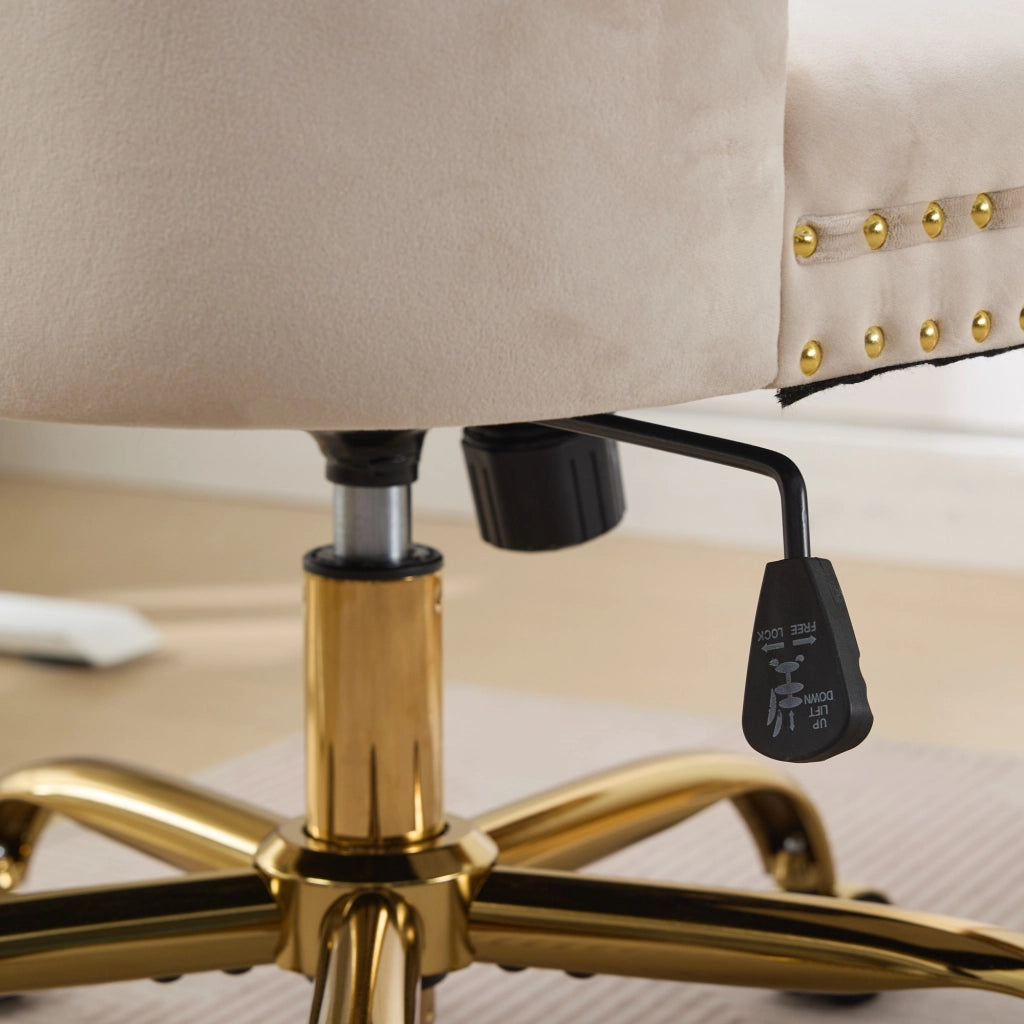 Sedia da ufficio girevole in velluto con seduta ampia schienale trapuntato e base metallica dorata beige