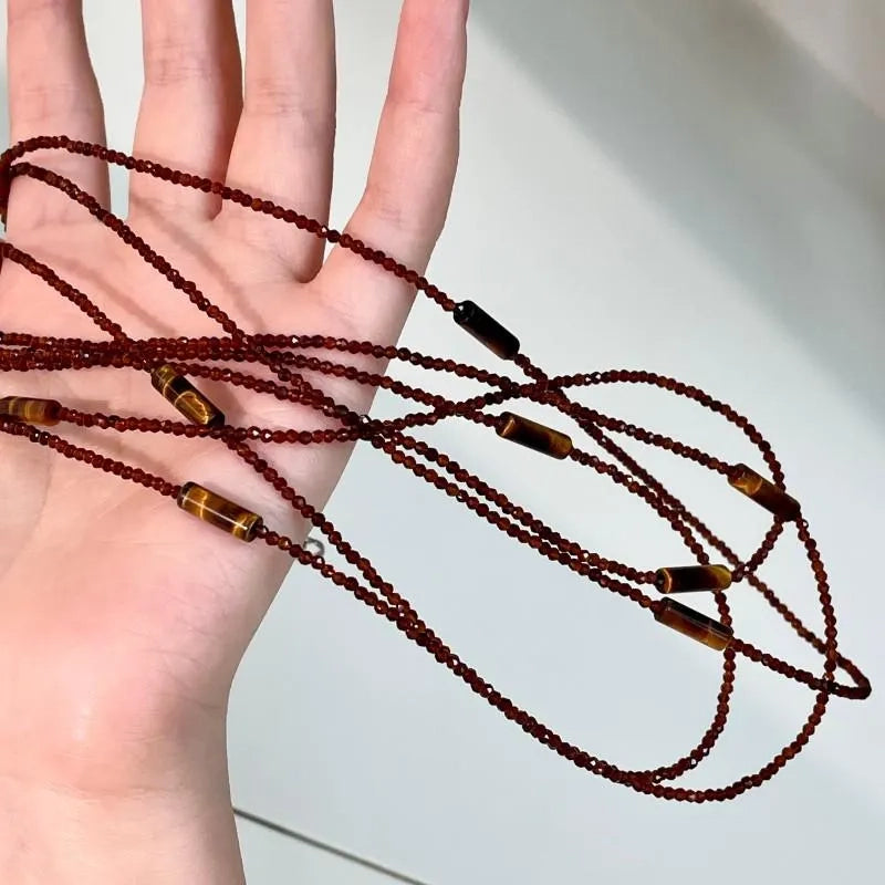 Collana fatta a mano con perline di cristallo marrone: gioiello leggero con perline.