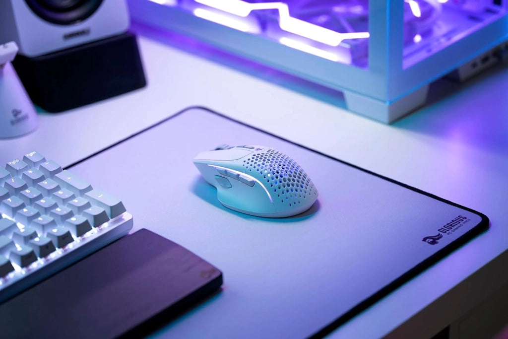 Gaming Model I 2 Wireless Mouse da gaming senza fili - 2,4 GHz e Bluetooth ibrido, superleg. 75 g, 9 tasti (2 scamb.), RGB, piedini PTFE, MMO/MOBA/sparatutto, supporto lat. pollice - Bianco
