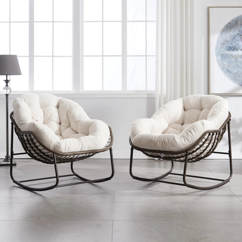 Sedia a dondolo in rattan sintetico con cuscino e telaio in acciaio bianco da esterno per veranda 78 × 106 × 90 cm