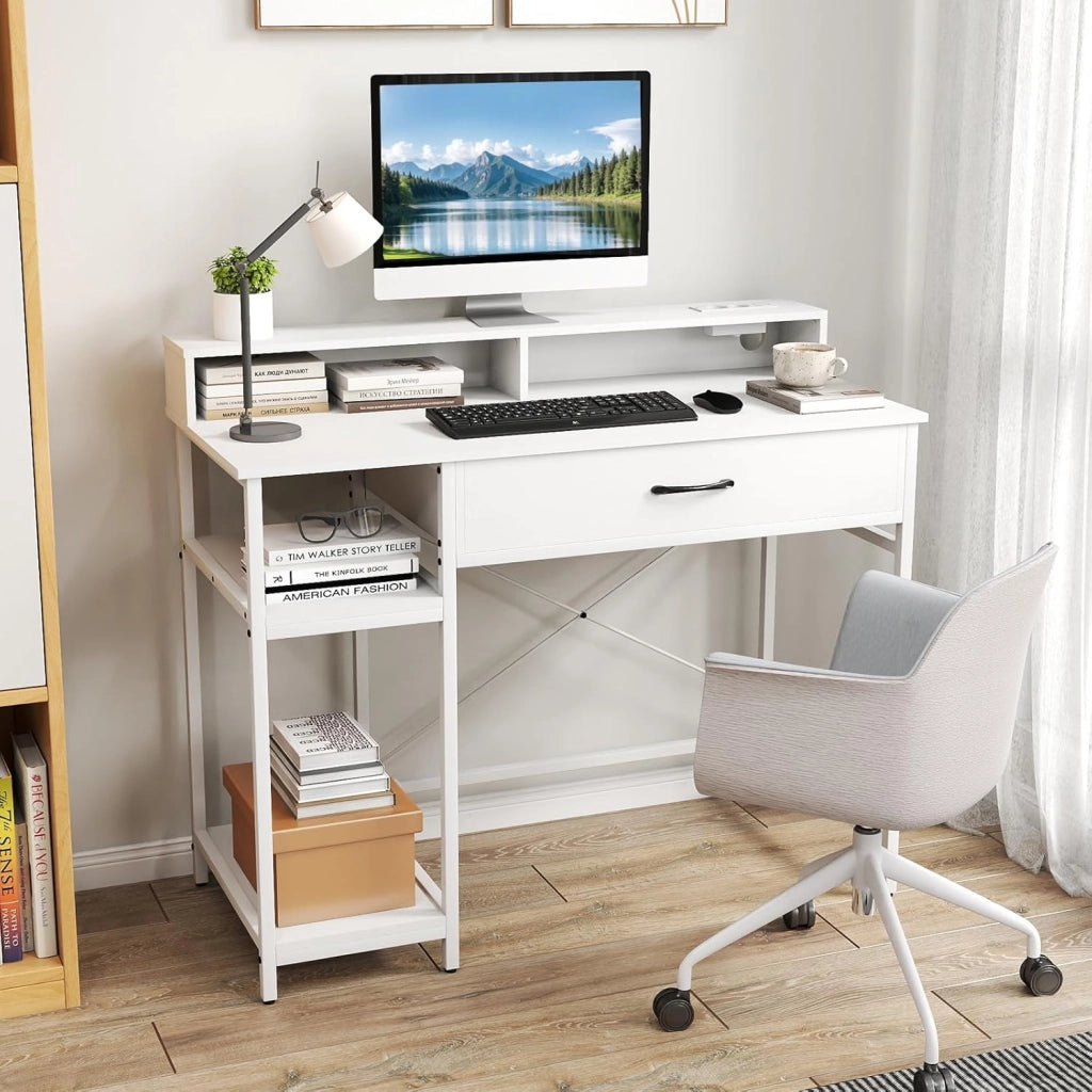Scrivania per Computer con Cassetto e Scaffale a 2 Livelli, Scrivania per Home Office con Mensola per Monitor e Stazione di Ricarica Integrata (Bianco)