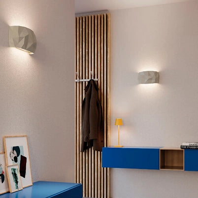 Lampada da parete Angled in ceramica nera con diffusore a geometria prismatica, tecnologia LED integrata dimmerabile e temperatura luce selezionabile