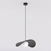 Lampada a sospensione Ritual con diffusore sferico in vetro e struttura nera