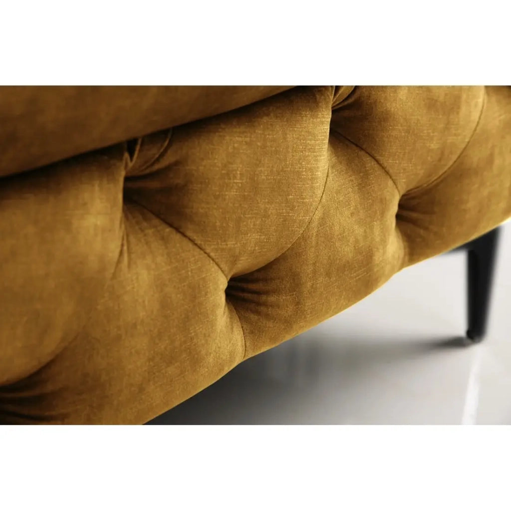 Pouf VELENA giallo senape – Pouf barocco in velluto con piedi in metallo neri