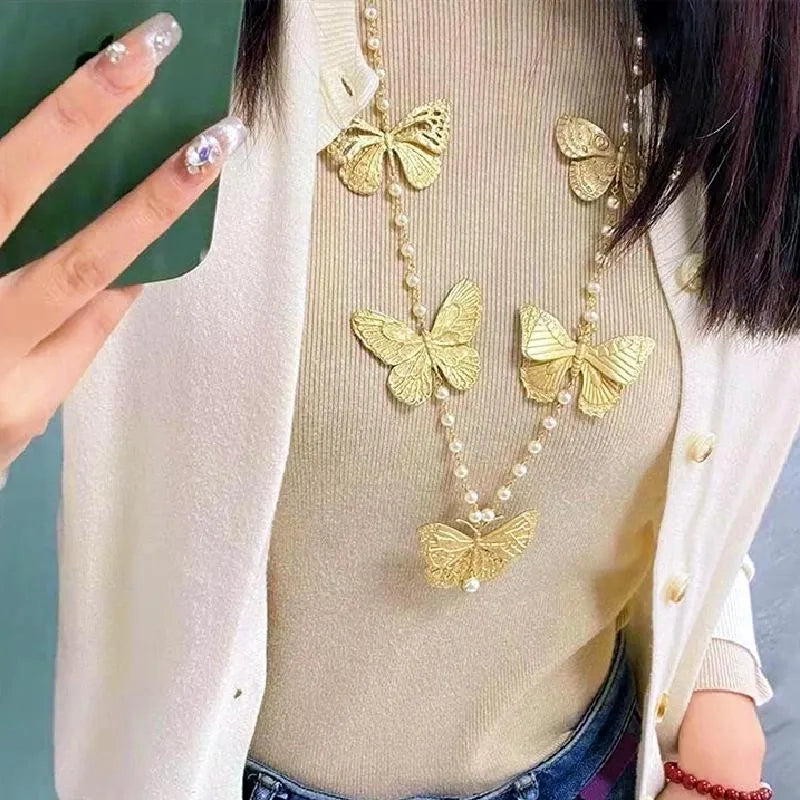 Collana con ciondolo a forma di farfalla dorata, realizzata a mano con perle, regalo di Natale o di compleanno.