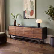 Armadietto Boxholm Credenza Bassa con 4 Ante Push-Open 180x30x56 cm Nero / Effetto Noce [en.casa]