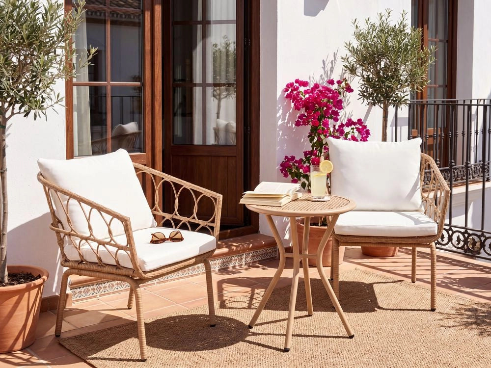 Set Bistro in Rattan PE Marrone Chiaro con Tavolino da Caffè in Metallo 2 Sedie Moderno Arredo da Giardino Esterno