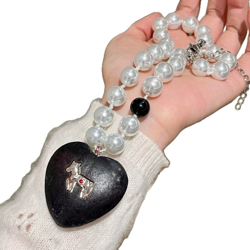 Collana di perle nere a forma di cuore