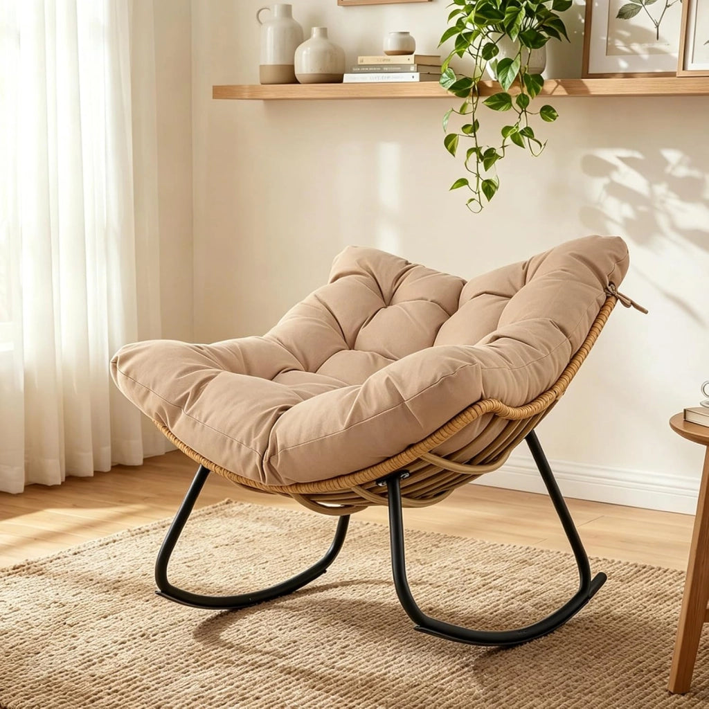 Sedia a Dondolo da Esterno, Poltrona a Dondolo da Interno con Cucscino Morbido, Struttura in Metallo e Rattan PE, per Terrazza, Bordo Piscina, Balcone, Soggiorno, 116 X 88 X 92 CM (Beige)